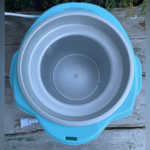 Hamilton Beach Blue 1.5-Quart Ice Cream Maker Model #68322 - Picture 8 of 10